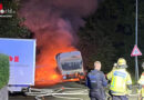 D: In Vollbrand stehender Lastwagen in Remscheid