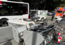 D: Unfall mit zwei Kehrmaschinen und Linienbus → Fahrzeug kippt um