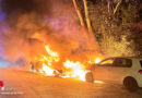 D: Pkw-Brand in Mülheim an der Ruhr greift auf weiteres Fahrzeug und Waldstück über