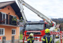 Oö: Patiententransport mit Hubrettungsbühne in Bad Goisern