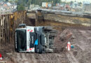 D: Lkw kippt auf Baustelle in Dortmund um, zwei Verletzte