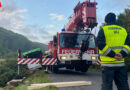 Nö: Autobus in Schräglage erfordert Kraneinsatz in Wienerwald