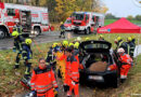D: Zwei PKWs prallen zusammen – Feuerwehr muss Fahrzeuglenker befreien