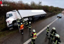 D: Sattelzug lehnt sich auf der A1 an die Böschung
