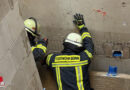 D: Zwei Arbeiter zwischen Betontreppe und Hohlraum eingeschlossen