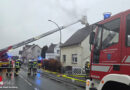D: Feuerwehr in Arnsberg kehrt in Brand geratenen Kamin