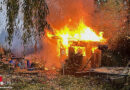 D: Gartenlaube in Kleingartengebiet in Bremerhaven in Flammen