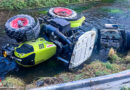 Oö: Traktor und zwei mit Mais beladenen Anhängern im Flussbett gelandet