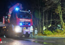 Nö: Pkw fällt Strommasten und bleibt im Gestrüpp hängen