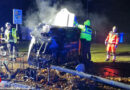 D: Lenker nach Pkw-Kollision mit Holzpfosten und Ampel eingeklemmt
