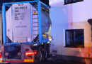 Oö: Lkw nach Unfall auf Salzkammergutstraße bei Regau gegen Wohnhaus gekracht