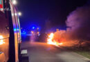 D: Auto brennt in Bergen im Motorraumbereich