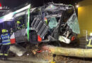D: Busfahrer nach Fahrzeugkollision mit Baum in Gelsenkirchen schwer eingeklemmt