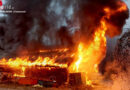 Oö: Holzlagerhalle in Kirchham lichterloh in Flammen → 8 Feuerwehren alarmiert