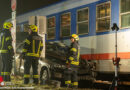 Oö: Auto in Niederwaldkirchen von Zug erfasst