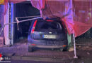 D: Auto fährt in Höxter in eingerüstetes Geschäftshaus