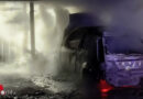 D: Auto brennt unter Carport in Lage