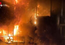 Tirol: Großbrand an einer Wohnanlage in Schwaz → 150 Kräfte in Neujahrsnacht ausgerückt