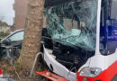 D: Linienbus kollidiert mit geparkten Autos und Baum → 11 Verletzte