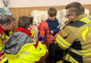 D: Feuerwehrmann rettete eigenen Jungen aus hilfloser Lage → 5-Jähriger mit Finger in Plastikteil