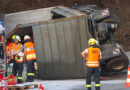 Oö: Lkw-Anhänger mit Mehlpackungen auf Westautobahn bei Sipbachzell umgestürzt