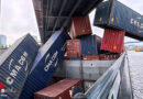 D: Containerschiff kollidiert bei Neuss mit Brücke | Container stürzen ins Wasser