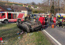 Oö: Pkw nach Unfall in Ottnang am Hausruck am Dach liegend