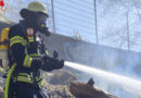 Bayern: Vegetationsbrand an schlecht zugänglicher Stelle in Augsburg