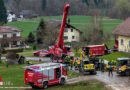 Oö: 18-Tonnen-Baukran bei Überstellungstransport in Aurach am Hongar umgestürzt