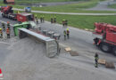 Oö: Umgestürzter Schotter-Sattelschlepper auf der B 309 in Dietach
