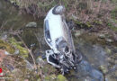 Nö: Auto mit zwei Insassen bei St. Peter in der Au im Bach gelandet
