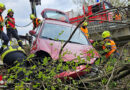 Oö: Pkw landet bei Unfall auf der B 134 an Bachbettböschung
