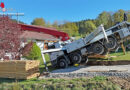 Oö: Lkw-Betonpumpe in Bad Zell nach vorne angehoben
