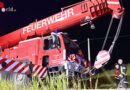 Oö: Kraneinsatz bei Bergung eines überschlagenen Transporters in Großraming