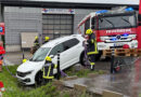 Oö: Feuerwehr birgt in St. Lorenz mit „Palettentetris“ verunfalltes Fahrzeug