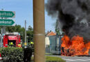 Nö: Wohnwagen fängt während der Fahrt Feuer