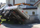 Oö: Gekippter Lkw mit Ladekran bei Wohnhaus in Krenglbach