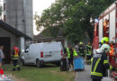 Oö: Paketwagen touchiert Baum, Auto und kracht gegen Garagenmauer