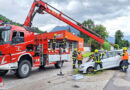 Oö: Pkw-Bergung mit Kran in Bad Goisern
