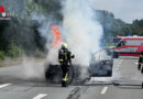 D: Feuerwehr Dinslaken rückt zum Fahrzeugbrand, auslaufende Betriebsmittel und Kampfmittelfund aus