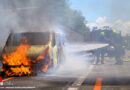 Nö: Schwierige Anfahrt zu in Vollbrand stehenden Kleinbus auf der Westautobahn