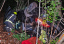 Oö: Aufwendige Bergearbeiten mit 110-t-Autokran nach Pkw-Absturz in steiles Waldgebiet in Pettenbach