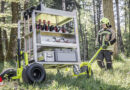 Munk Rettungstechnik erleichtert den Rollcontainer-Materialtransport im Outdoor-Einsatz