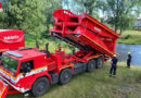 Tschechien: Feuerwehr übt mit Brückenlegefahrzeugen die Errichtung einer Behelfsbrücke über die Ostravice