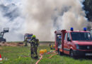 D: Brand einer Strohmiete (300 Ballen) in Walsrode beschäftigt Feuerwehren und THW
