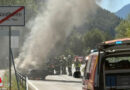 Nö: Brennender Oldtimer rollt Fahrbahn entlang → nur knapp am Waldbrand vorbei