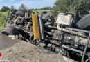 D: Autotransporter und Straßenmeisterei-Lkw nach Unfall auf BAB 27 im Graben
