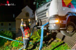 Lkw macht sich selbstständig und bleibt an einer Gartenmauer hängen