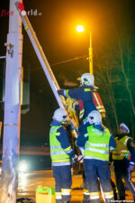 Pkw prallt auf der B37 gegen einen Mast einer Ampelanlage