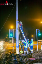 Pkw prallt auf der B37 gegen einen Mast einer Ampelanlage